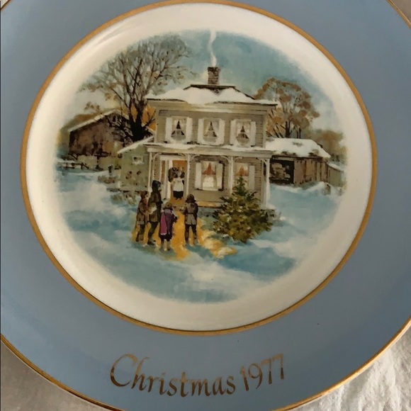 Adorable Christmas Plate 1977 Carolers in snow - Picture 3 of 6